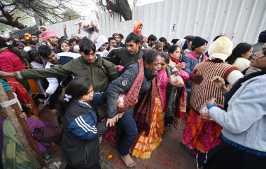 NEW DELHI, INDIA: 1 Ocak 2025 - Kalka Mata Mandir 'de 2025 yılının ilk günü secde etmek için bekleyenlerin kuyruğunda böyle bir durum yaşandı. Fotoğraf: Salman Ali Hindustan Times