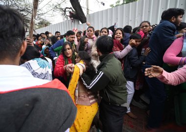 NEW DELHI, INDIA: 1 Ocak 2025 - Kalka Mata Mandir 'de 2025 yılının ilk günü secde etmek için bekleyenlerin kuyruğunda böyle bir durum yaşandı. Fotoğraf: Salman Ali Hindustan Times