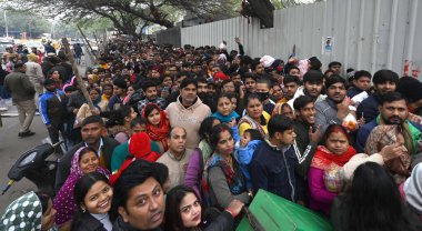 NEW DELHI, INDIA - 1 Ocak 2025: Yeni Delhi, Hindistan 'da 1 Ocak 2024 tarihinde Kalka Mata Mandir' de saygıyla anmak için bekleyen Devasa Takipçiler Acelesi. (Fotoğraf: Arvind Yadav / Hindustan Times )