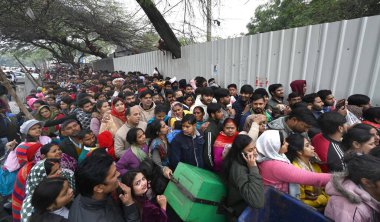 NEW DELHI, INDIA - 1 Ocak 2025: Yeni Delhi, Hindistan 'da 1 Ocak 2024 tarihinde Kalka Mata Mandir' de saygıyla anmak için bekleyen Devasa Takipçiler Acelesi. (Fotoğraf: Arvind Yadav / Hindustan Times )