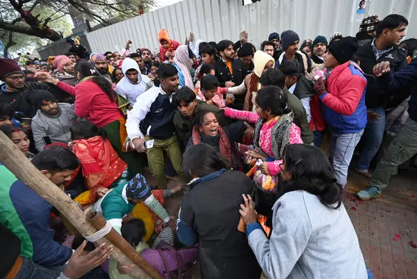 NEW DELHI, INDIA: 1 Ocak 2025 - Kalka Mata Mandir 'de 2025 yılının ilk günü secde etmek için bekleyenlerin kuyruğunda böyle bir durum yaşandı. Fotoğraf: Salman Ali Hindustan Times