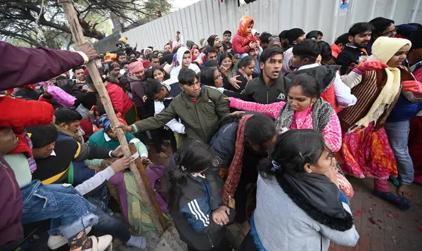 NEW DELHI, INDIA: 1 Ocak 2025 - Kalka Mata Mandir 'de 2025 yılının ilk günü secde etmek için bekleyenlerin kuyruğunda böyle bir durum yaşandı. Fotoğraf: Salman Ali Hindustan Times