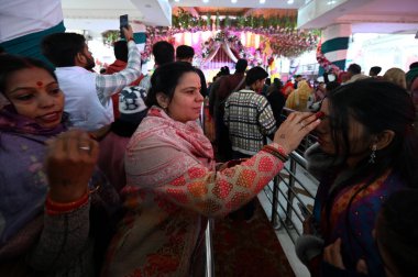 NEW DELHI, INDIA: 1 Ocak 2025 - Takipçiler Yeni Yıl 2025 'in ilk günü Yeni Delhi' de namaz kılmak için Jhandewalan Tapınağı 'nı ziyaret ederler (Fotoğraf: Salman Ali Hindustan Times)