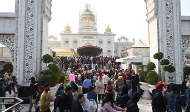NEW DELHI, INDIA - 1 Ocak 2025: Hayranlar Bangla Sahib gurudwara 'yı ziyaret ederek 1 Ocak 2024' te Yeni Delhi, Hindistan 'da yeni yılın ilk gününde dua ederler. (Fotoğraf: Sonu Mehta / Hindustan Times)