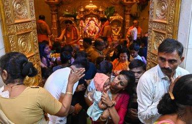 MUMBAI INDIA JANUARY 12025 Çok sayıda insan Prabhadevi 'deki Siddhivinayak tapınağını ziyaret eder ve 1 Ocak 2024' te Mumbai Hindistan 'da yeni yılın ilk gününde kutsanmak ister. 