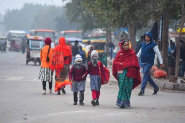 NEW DELHI, INDIA - 31 Aralık 2024: Öğrenciler, Delhi-Gurugram Sınırı yakınlarındaki Güney Batı Delhi 'nin Kapashera bölgesinde 31 Aralık 2024 tarihinde, Yeni Delhi, Hindistan' da okula gidiyorlar. (Fotoğraf: Parveen Kumar / Hindustan Times)