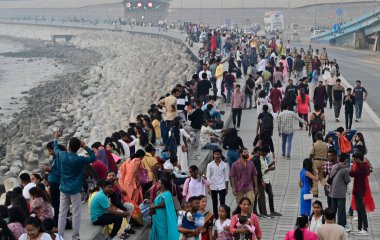 MUMBAI, INDIA - 31 Aralık 2024 'te Hindistan' ın Mumbai şehrinde yeni yıl kutlamaları için toplandılar.. 