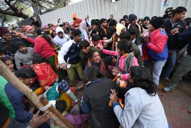 NEW DELHI, INDIA - 1 HAZİRAN 2025: 2025 'in ilk gününde Kalka Mata Mandir' de secde etmek için bekleyenlerin kuyruğunda izdiham benzeri durumlar meydana geldi.