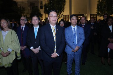 NEW DELHI, INDIA - 4 Aralık 2024 'te Tayland' ın ulusal gününde Simon Wong (C) ve merhum kral Bhumibol Adulyadej 'in doğum yıldönümü kutlamaları sırasında, 4 Aralık 2024' te Hindistan 'ın başkenti Yeni Delhi' de. 