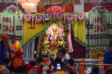 GURUGRAM, INDIA: 1 Ocak 2025 - Binlerce dindar, Gurugram köyü yakınlarındaki 2025 yılının ilk gününde ibadet için Sheetla Mata Mandir 'e geldi (Fotoğraf: Parveen Kumar Hindustan Times)