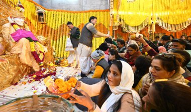 NEW DELHI, INDIA - 1 Ocak 2025: Hayranlar 1 Ocak 2024 tarihinde Hindistan 'ın Yeni Delhi şehrinde Sai Temple Lodhi Yolu' nda 2025 yılının ilk gününde namaz kılmak için Sai Tapınağı 'nı ziyaret ederler. (Fotoğraf: Sonu Mehta / Hindustan Times) 