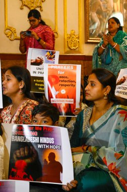 KOLKATA, INDIA - 31 Aralık 2024 'te Hindistan' ın Kalküta kentinde bulunan ISKCON Tapınağı 'ndaki Bangladeş azınlıkların güvenliği ve güvenliği için özel bir dua sırasında Krishna Bilinci Uluslararası Topluluğu (ISKCON) taraftarları. 