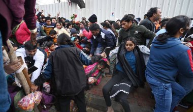NEW DELHI, INDIA - 1 HAZİRAN 2025: 2025 'in ilk gününde Kalka Mata Mandir' de secde etmek için bekleyenlerin kuyruğunda izdiham benzeri durumlar meydana geldi.