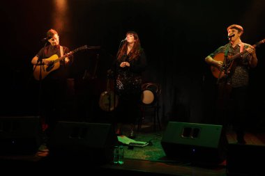 NEW DELHI: 13 Aralık 2024 - İrlandalı şarkıcı Aoife Scott ve grubu üyeleri Andy mean ve Cathal Currin İrlanda Büyükelçiliği 'ndeki Noel yemeği davetinde sahne aldılar. Fotoğraf: Manoj Verma Hindustan Times