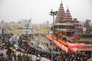 PATNA, INDIA - 1 Ocak 2024 'te Hindistan' ın başkenti Patna 'da yeni yılın ilk günü Mahavir Mandir' in etrafında toplanan dindar insanlar
