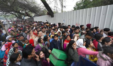 NEW DELHI, INDIA - 1 Ocak 2025: Yeni Delhi, Hindistan 'da 1 Ocak 2024 tarihinde Kalka Mata Mandir' de saygıyla anmak için bekleyen Devasa Takipçiler Acelesi. (Fotoğraf: Arvind Yadav / Hindustan Times )
