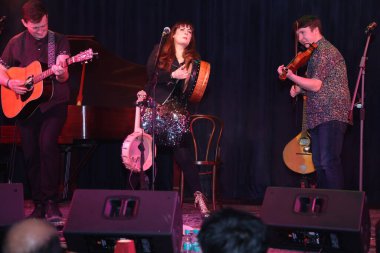 NEW DELHI: 13 Aralık 2024 - İrlandalı şarkıcı Aoife Scott ve grubu üyeleri Andy mean ve Cathal Currin İrlanda Büyükelçiliği 'ndeki Noel yemeği davetinde sahne aldılar. Fotoğraf: Manoj Verma Hindustan Times