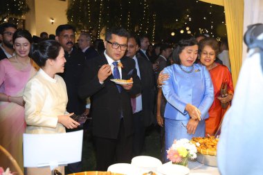 NEW DELHI, INDIA - 4 Aralık 2024: Dış İlişkiler ve Tekstil Birliği Bakanı, Pabitra Margherita ve Pattarat Hongtong, Tayland Büyükelçisi Tayland 'ın Ulusal Günü ve merhum kralın doğum yıldönümü kutlamaları