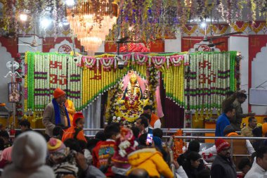 GURUGRAM, INDIA: 1 Ocak 2025 - Binlerce dindar, Gurugram köyü yakınlarındaki 2025 yılının ilk gününde ibadet için Sheetla Mata Mandir 'e geldi (Fotoğraf: Parveen Kumar Hindustan Times)