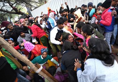 NEW DELHI, INDIA - 1 HAZİRAN 2025: 2025 'in ilk gününde Kalka Mata Mandir' de secde etmek için bekleyenlerin kuyruğunda izdiham benzeri durumlar meydana geldi.