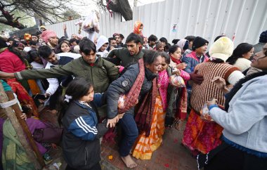 NEW DELHI, INDIA - 1 HAZİRAN 2025: 2025 'in ilk gününde Kalka Mata Mandir' de secde etmek için bekleyenlerin kuyruğunda izdiham benzeri durumlar meydana geldi.