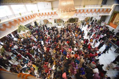PATNA, INDIA - 1 Ocak 2024 'te Hindistan' ın başkenti Patna 'da ISKCON Mandir' de 2025 yılının ilk gününde Tanrı Krishna-Radha 'ya tapan dindar insanlar.
