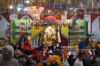 GURUGRAM, INDIA: 1 Ocak 2025 - Binlerce dindar, Gurugram köyü yakınlarındaki 2025 yılının ilk gününde ibadet için Sheetla Mata Mandir 'e geldi (Fotoğraf: Parveen Kumar Hindustan Times)