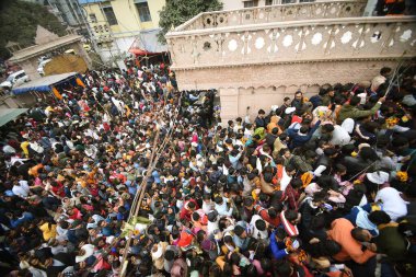 PATNA, INDIA - 1 Ocak 2024 'te Hindistan' ın Patna kentinde, Yeni Yıl 'ın ilk günü, Tanrı Krishna-Radha' ya tapmak için ISKCON Mandir etrafında dindar insanların toplanması. 