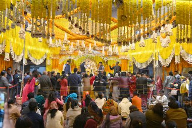 NEW DELHI, INDIA - 1 Ocak 2025: Hayranlar 1 Ocak 2024 tarihinde Hindistan 'ın Yeni Delhi şehrinde Sai Temple Lodhi Yolu' nda 2025 yılının ilk gününde namaz kılmak için Sai Tapınağı 'nı ziyaret ederler. (Fotoğraf: Sonu Mehta / Hindustan Times) 