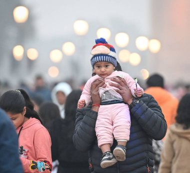 NEW DELHI, INDIA - 30 Aralık 2024 'te Hindistan' ın Yeni Delhi kentinde bir kış akşamı Kartavya Yolu 'nda görülen turistler. Kuzey Hindistan soğuk hava altında sersemliyor. Sıcaklıklar birden fazla eyalette düşüyor.