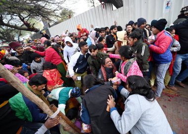 NEW DELHI, INDIA - 1 HAZİRAN 2025: 2025 'in ilk gününde Kalka Mata Mandir' de secde etmek için bekleyenlerin kuyruğunda izdiham benzeri durumlar meydana geldi.