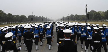 NEW DELHI, INDIA: 31 Aralık 2024 - Hint donanması 31 Aralık 2024 'teki Cumhuriyet Günü Geçidi provası sırasında soğuk hava dalgalarına göğüs gerdi.