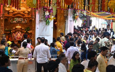 MUMBAI INDIA JANUARY 12025 Çok sayıda insan Prabhadevi 'deki Siddhivinayak tapınağını ziyaret eder ve 1 Ocak 2024' te Mumbai Hindistan 'da yeni yılın ilk gününde kutsanmak ister. 