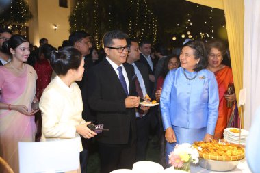 NEW DELHI, INDIA - 4 Aralık 2024: Dış İlişkiler ve Tekstil Birliği Bakanı, Pabitra Margherita ve Pattarat Hongtong, Tayland Büyükelçisi Tayland 'ın Ulusal Günü ve merhum kralın doğum yıldönümü kutlamaları