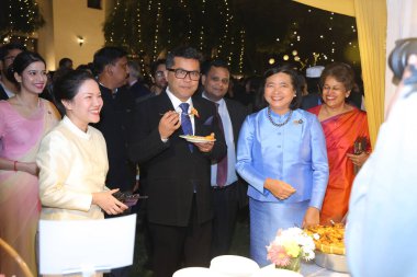 NEW DELHI, INDIA - 4 Aralık 2024: Dış İlişkiler ve Tekstil Birliği Bakanı, Pabitra Margherita ve Pattarat Hongtong, Tayland Büyükelçisi Tayland 'ın Ulusal Günü ve merhum kralın doğum yıldönümü kutlamaları