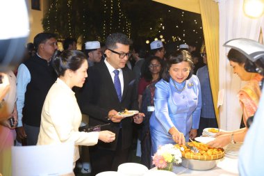 NEW DELHI, INDIA - 4 Aralık 2024: Dış İlişkiler ve Tekstil Birliği Bakanı, Pabitra Margherita ve Pattarat Hongtong, Tayland Büyükelçisi Tayland 'ın Ulusal Günü ve merhum kralın doğum yıldönümü kutlamaları