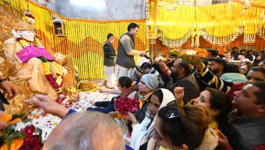 NEW DELHI, INDIA - 1 Ocak 2025: Hayranlar 1 Ocak 2024 tarihinde Hindistan 'ın Yeni Delhi şehrinde Sai Temple Lodhi Yolu' nda 2025 yılının ilk gününde namaz kılmak için Sai Tapınağı 'nı ziyaret ederler. (Fotoğraf: Sonu Mehta / Hindustan Times) 