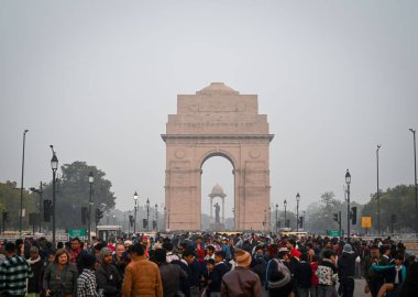 NEW DELHI, INDIA - 30 Aralık 2024 'te Hindistan' ın Yeni Delhi kentinde bir kış akşamı Kartavya Yolu 'nda görülen turistler. Kuzey Hindistan soğuk hava altında sersemliyor ve sıcaklıklar birkaç eyalette düşüyor. IMD 'ye göre, 