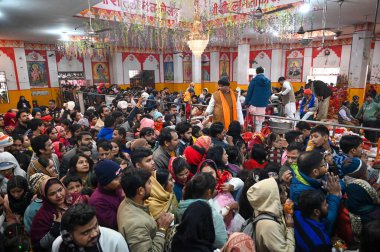 GURUGRAM, INDIA: 1 Ocak 2025 - Binlerce dindar, Gurugram köyü yakınlarındaki 2025 yılının ilk gününde ibadet için Sheetla Mata Mandir 'e geldi (Fotoğraf: Parveen Kumar Hindustan Times)