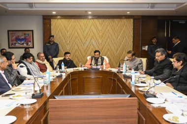 GURUGRAM INDIA JANUARY 2, 2025 Haryana Genel Sekreteri Nayab Singh Saini, 2 Ocak 2025 tarihinde Rajiv Chowk yakınlarındaki sivil hatlarda endüstri ve imalat birimlerinin temsilcileriyle yapılan ön bütçe toplantısında