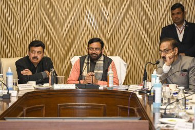 GURUGRAM INDIA JANUARY 2, 2025 Haryana Genel Sekreteri Nayab Singh Saini, 2 Ocak 2025 tarihinde Rajiv Chowk yakınlarındaki sivil hatlarda endüstri ve imalat birimlerinin temsilcileriyle yapılan ön bütçe toplantısında