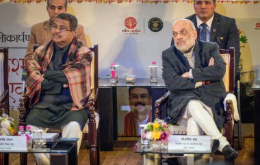 NEW DELHI, INDIA: 2 HAZİRAN 2025 - İçişleri Bakanı Amit Şah ve Hindistan Eğitim Bakanı Dharmendra Pradhan, Jammu Kashmir & Ladakh 'ın Ambedkar Uluslararası Merkezi' nde Çağlar boyunca yayımlanan kitabı yayımlarken.