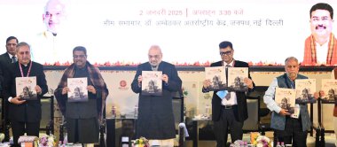 NEW DELHI INDIA JANUARY 2. 2025 Birlik İçişleri Bakanı Amit Şah ve Eğitim Bakanı Dharmendra Pradhan Yüksek Öğrenim Okulu ve Edebiyat Bakanı Sanjay Kumar, Jammu Kashmir & Ladakh 'ın Tarım yoluyla kitap tanıtım fonksiyonu sırasında