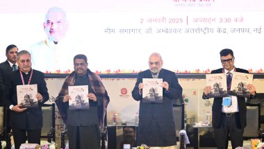 NEW DELHI INDIA JANUARY 2. 2025 Birlik İçişleri Bakanı Amit Şah ve Eğitim Bakanı Dharmendra Pradhan Yüksek Öğrenim Okulu ve Edebiyat Bakanı Sanjay Kumar, Jammu Kashmir & Ladakh 'ın Tarım yoluyla kitap tanıtım fonksiyonu sırasında