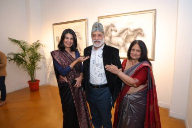 NEW DELHI, INDIA - NOVEMBER 28 Kasım 2024: Uma Nair ve sanatçı Sujata Dere, Hindistan Habitat Merkezi 'ndeki Görsel Sanatlar Galerisi' nde 28 Kasım 2024 tarihinde düzenlenen Dünya Şarkısı sergisinin açılışında Otel Aman Nath ile birlikte.