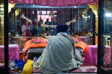 GURUGRAM INDIA JANUARY 6. 2025 Devotees, Gurudwara Sahib 'e 10. Sih Guru Gobind Singh' in doğum yıldönümünü kutlamak için geldi Kamla Nehru Parkı yakınlarındaki Sivil Hat yolunda 6 Ocak 2025 'te Hindistan Gurugram Fotoğrafı: Parveen Kumar Hindustan Saati