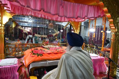 GURUGRAM INDIA JANUARY 6. 2025 Devotees, Gurudwara Sahib 'e 10. Sih Guru Gobind Singh' in doğum yıldönümünü kutlamak için geldi Kamla Nehru Parkı yakınlarındaki Sivil Hat yolunda 6 Ocak 2025 'te Hindistan Gurugram Fotoğrafı: Parveen Kumar Hindustan Saati