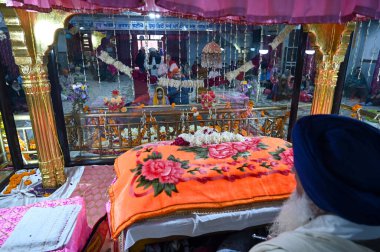 GURUGRAM INDIA JANUARY 6. 2025 Devotees, Gurudwara Sahib 'e 10. Sih Guru Gobind Singh' in doğum yıldönümünü kutlamak için geldi Kamla Nehru Parkı yakınlarındaki Sivil Hat yolunda 6 Ocak 2025 'te Hindistan Gurugram Fotoğrafı: Parveen Kumar Hindustan Saati