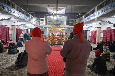 GURUGRAM INDIA JANUARY 6. 2025 Devotees, Gurudwara Sahib 'e 10. Sih Guru Gobind Singh' in doğum yıldönümünü kutlamak için geldi Kamla Nehru Parkı yakınlarındaki Sivil Hat yolunda 6 Ocak 2025 'te Hindistan Gurugram Fotoğrafı: Parveen Kumar Hindustan Saati