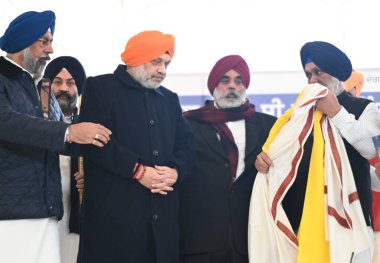 NEW DELHI INDIA JANUARY 6. 2025 Delhi gurdwara komitesi Başkanı Harmeet Singh Kalka ve Üyeler Gurdwara Rakab Ganj Sahib 'de Guru Govind Singh' in Prakash Parv kutlamaları vesilesiyle 6 Ocak 2025 'te Birlik İçişleri Bakanı Amit Şah' a yardımcı oldular.